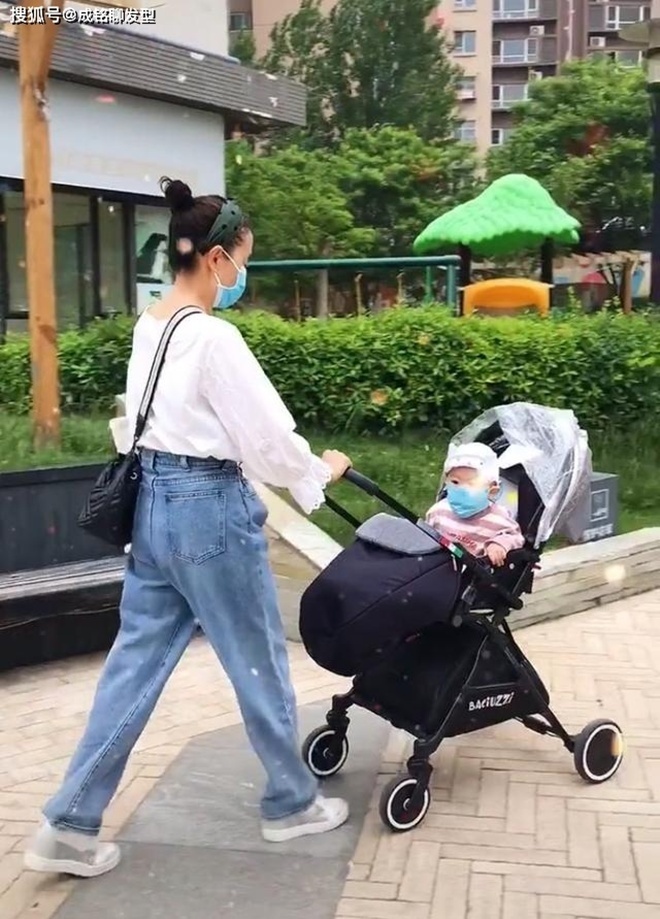 Lý Thúy Anh phá vỡ định kiến người già nên ăn mặc giản dị, giữ hình ảnh nghiêm túc. (Ảnh: Sohu)