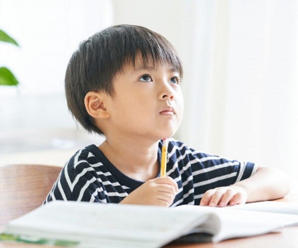 Bố mẹ thông thái không quát mắng, mà dùng 5 câu &#34;thần chú&#34; thức tỉnh trẻ thích học, chủ động làm bài tập - 1