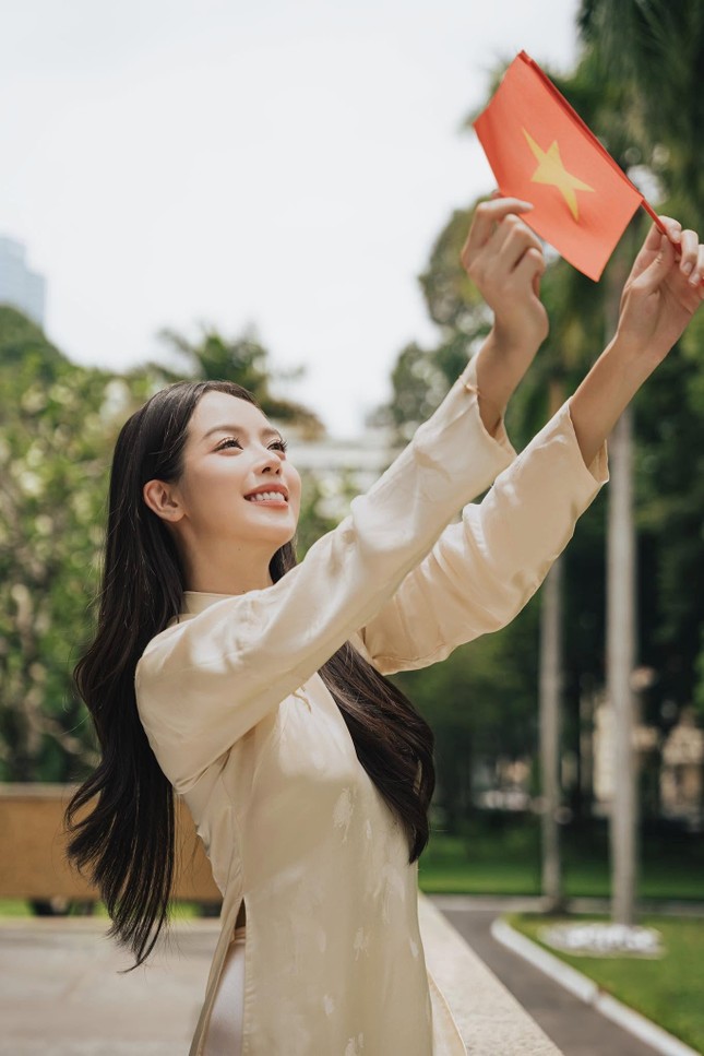 Cũng là áo dài trắng nhưng Hoa hậu Thanh Thủy luôn thêm một chi tiết cực tinh tế - Ảnh 2. Cũng là áo dài trắng nhưng Hoa hậu Thanh Thủy luôn thêm một chi tiết cực tinh tế - Ảnh 2.