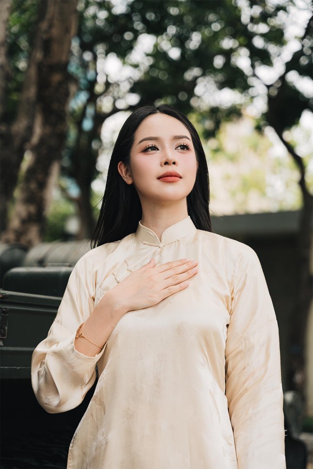 Cũng là áo dài trắng nhưng Hoa hậu Thanh Thủy luôn thêm một chi tiết cực tinh tế - Ảnh 3. Cũng là áo dài trắng nhưng Hoa hậu Thanh Thủy luôn thêm một chi tiết cực tinh tế - Ảnh 3.