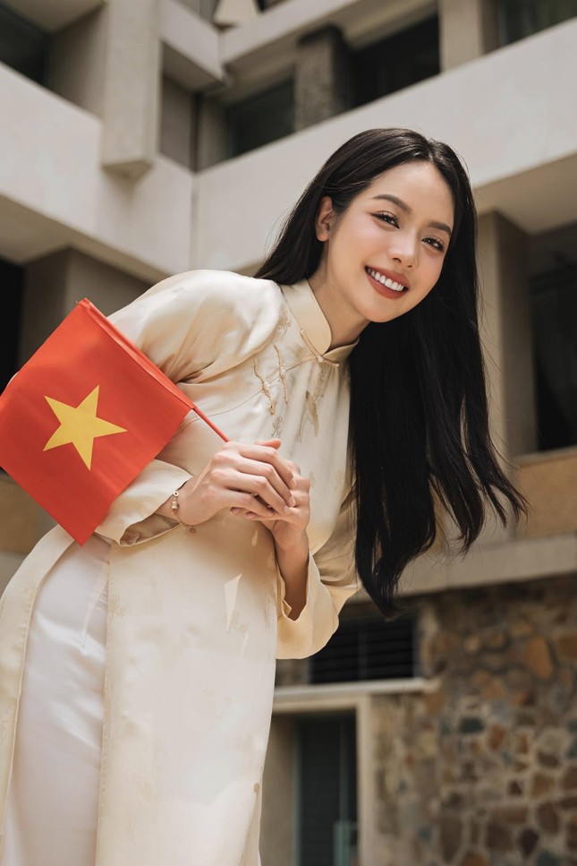 Cũng là áo dài trắng nhưng Hoa hậu Thanh Thủy luôn thêm một chi tiết cực tinh tế - Ảnh 4. Cũng là áo dài trắng nhưng Hoa hậu Thanh Thủy luôn thêm một chi tiết cực tinh tế - Ảnh 4.