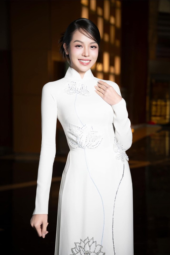 Cũng là áo dài trắng nhưng Hoa hậu Thanh Thủy luôn thêm một chi tiết cực tinh tế - Ảnh 6. Cũng là áo dài trắng nhưng Hoa hậu Thanh Thủy luôn thêm một chi tiết cực tinh tế - Ảnh 6.