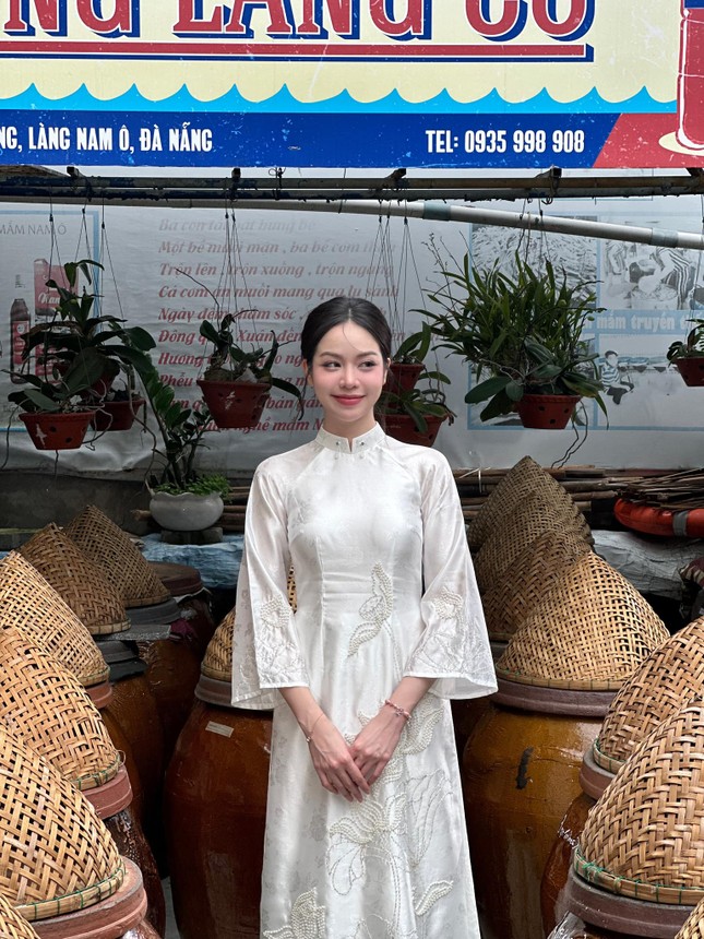 Cũng là áo dài trắng nhưng Hoa hậu Thanh Thủy luôn thêm một chi tiết cực tinh tế - Ảnh 7. Cũng là áo dài trắng nhưng Hoa hậu Thanh Thủy luôn thêm một chi tiết cực tinh tế - Ảnh 7.