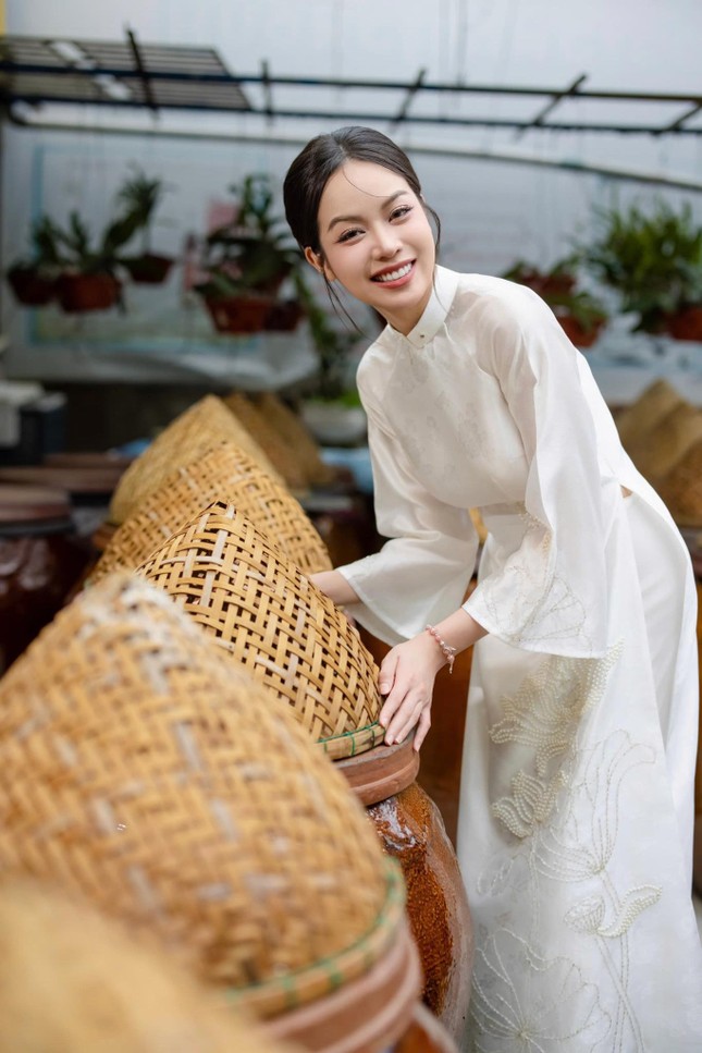 Cũng là áo dài trắng nhưng Hoa hậu Thanh Thủy luôn thêm một chi tiết cực tinh tế - Ảnh 8. Cũng là áo dài trắng nhưng Hoa hậu Thanh Thủy luôn thêm một chi tiết cực tinh tế - Ảnh 8.