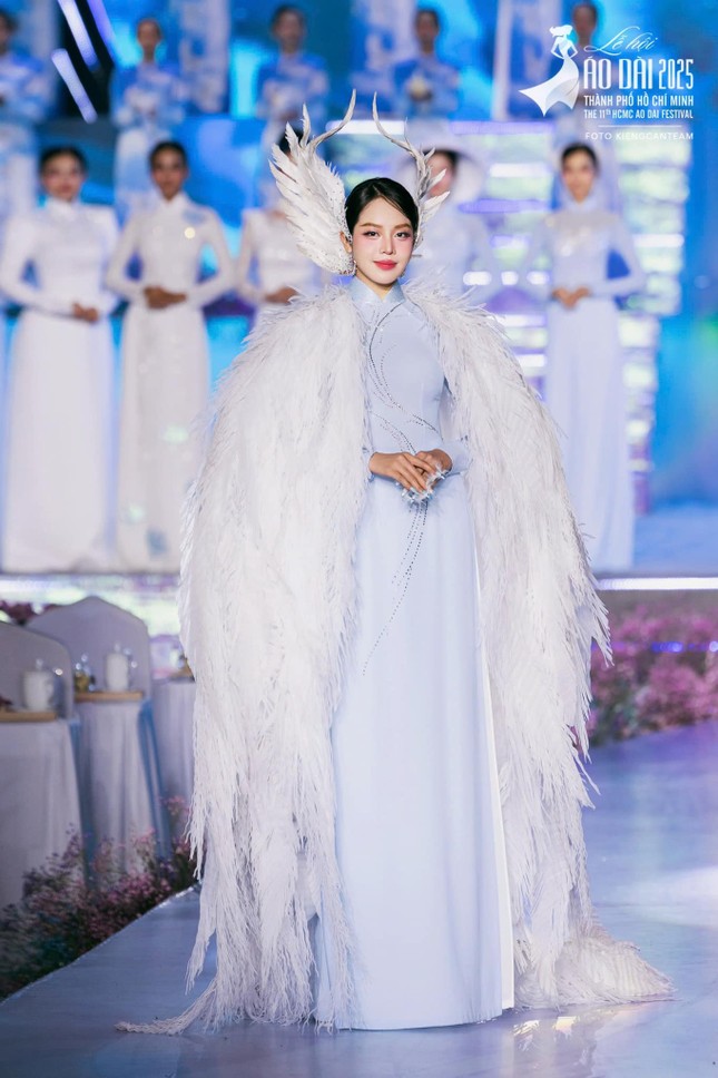 Cũng là áo dài trắng nhưng Hoa hậu Thanh Thủy luôn thêm một chi tiết cực tinh tế - Ảnh 9. Cũng là áo dài trắng nhưng Hoa hậu Thanh Thủy luôn thêm một chi tiết cực tinh tế - Ảnh 9.