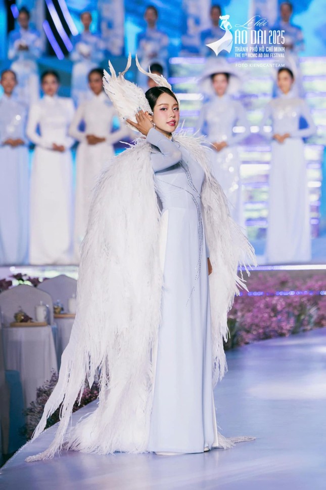 Cũng là áo dài trắng nhưng Hoa hậu Thanh Thủy luôn thêm một chi tiết cực tinh tế - Ảnh 10. Cũng là áo dài trắng nhưng Hoa hậu Thanh Thủy luôn thêm một chi tiết cực tinh tế - Ảnh 10.