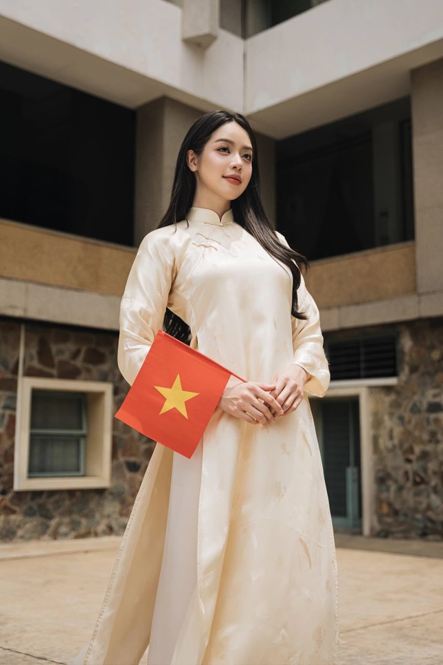 Cũng là áo dài trắng nhưng Hoa hậu Thanh Thủy luôn thêm một chi tiết cực tinh tế - Ảnh 1. Cũng là áo dài trắng nhưng Hoa hậu Thanh Thủy luôn thêm một chi tiết cực tinh tế - Ảnh 1.