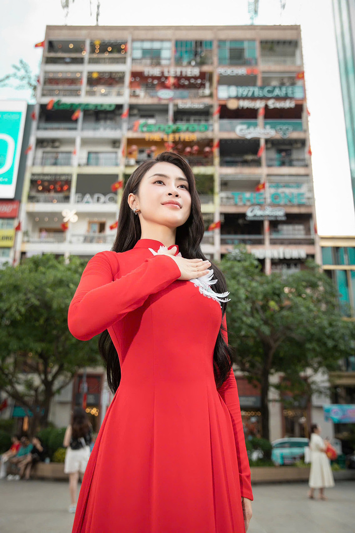 Hoa hậu Lý Kim Thảo thướt tha trong tà áo dài đỏ thêu bồ câu trắng - Ảnh 3. Hoa hậu Lý Kim Thảo thướt tha trong tà áo dài đỏ thêu bồ câu trắng - Ảnh 3.