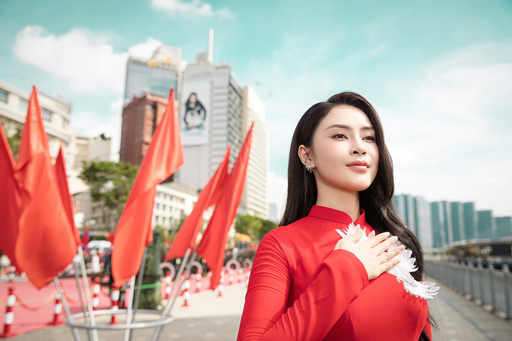 Hoa hậu Lý Kim Thảo thướt tha trong tà áo dài đỏ thêu bồ câu trắng - Ảnh 7. Hoa hậu Lý Kim Thảo thướt tha trong tà áo dài đỏ thêu bồ câu trắng - Ảnh 7.