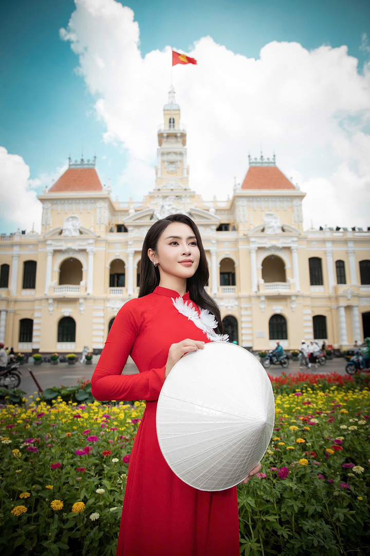 Hoa hậu Lý Kim Thảo thướt tha trong tà áo dài đỏ thêu bồ câu trắng - Ảnh 1. Hoa hậu Lý Kim Thảo thướt tha trong tà áo dài đỏ thêu bồ câu trắng - Ảnh 1.