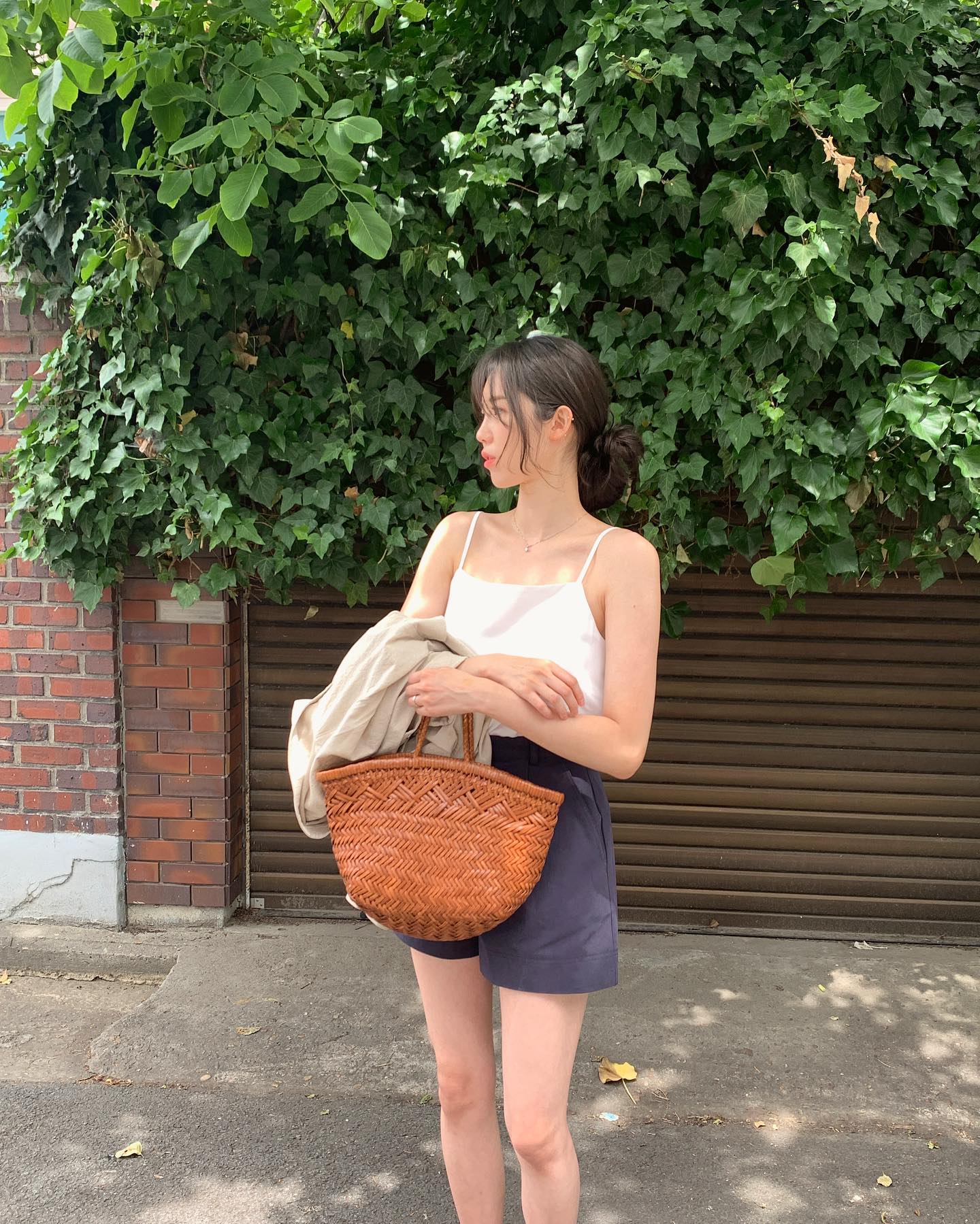 Mặc quần short khéo như thế này, chị em có hình sống ảo cực đẹp - Ảnh 3. Mặc quần short khéo như thế này, chị em có hình sống ảo cực đẹp - Ảnh 3.