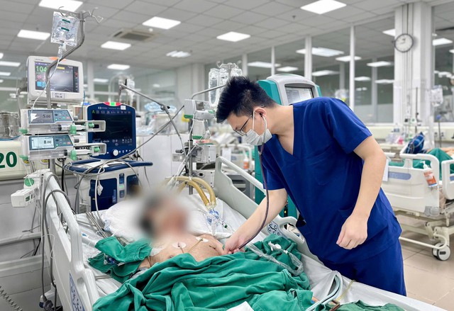 Người đàn ông nhiễm khuẩn huyết nặng, tiên lượng nguy kịch do mắc sai lầm khi chữa đau khớp- Ảnh 1.