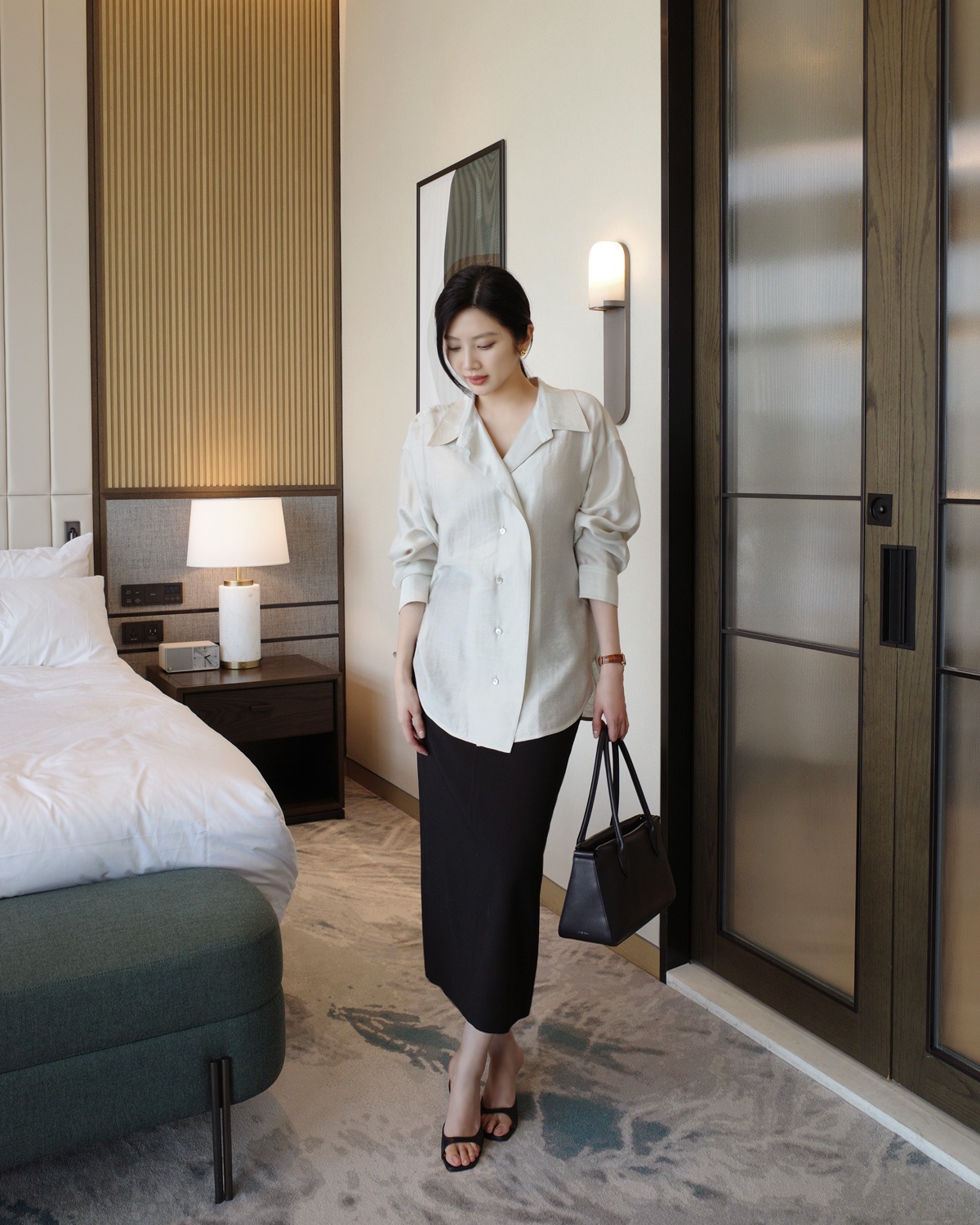 10 bộ cánh tối giản vẫn giúp chị em trở thành hình mẫu mặc đẹp nơi công sở- Ảnh 7. 10 bộ cánh tối giản vẫn giúp chị em trở thành hình mẫu mặc đẹp nơi công sở- Ảnh 7.