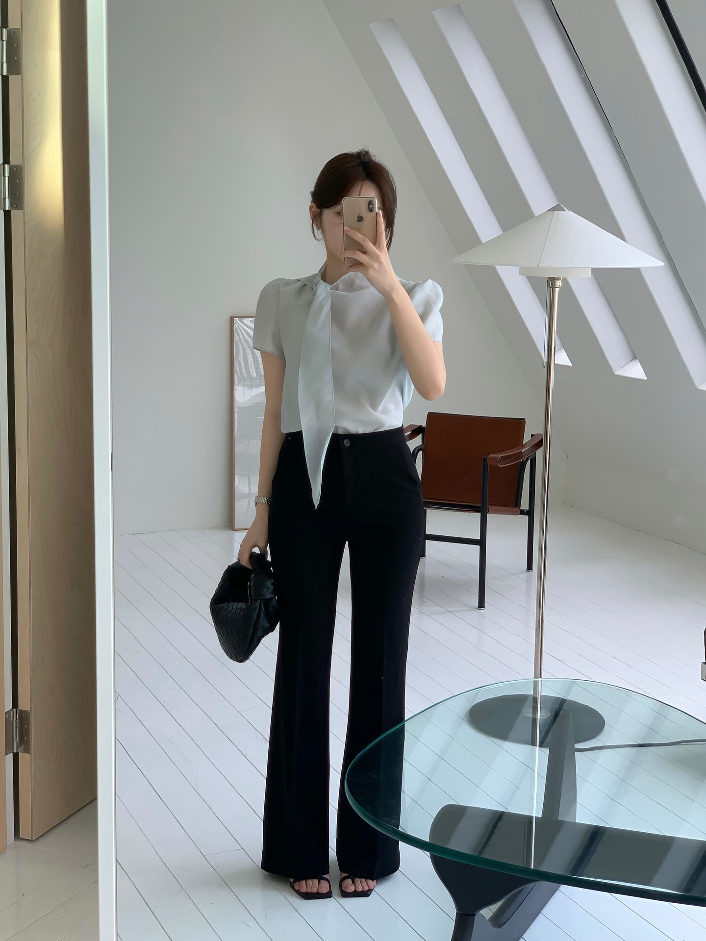 10 bộ cánh tối giản vẫn giúp chị em trở thành hình mẫu mặc đẹp nơi công sở- Ảnh 9. 10 bộ cánh tối giản vẫn giúp chị em trở thành hình mẫu mặc đẹp nơi công sở- Ảnh 9.