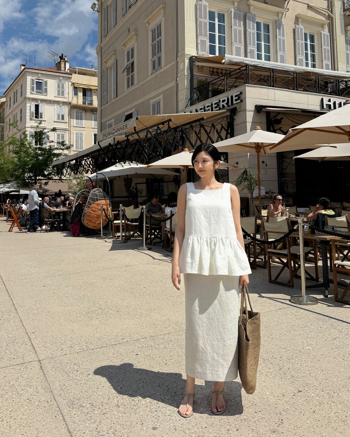 10 cách mặc chân váy dài nhẹ mát và đẹp ngẩn ngơ trong mùa hè - Ảnh 2.