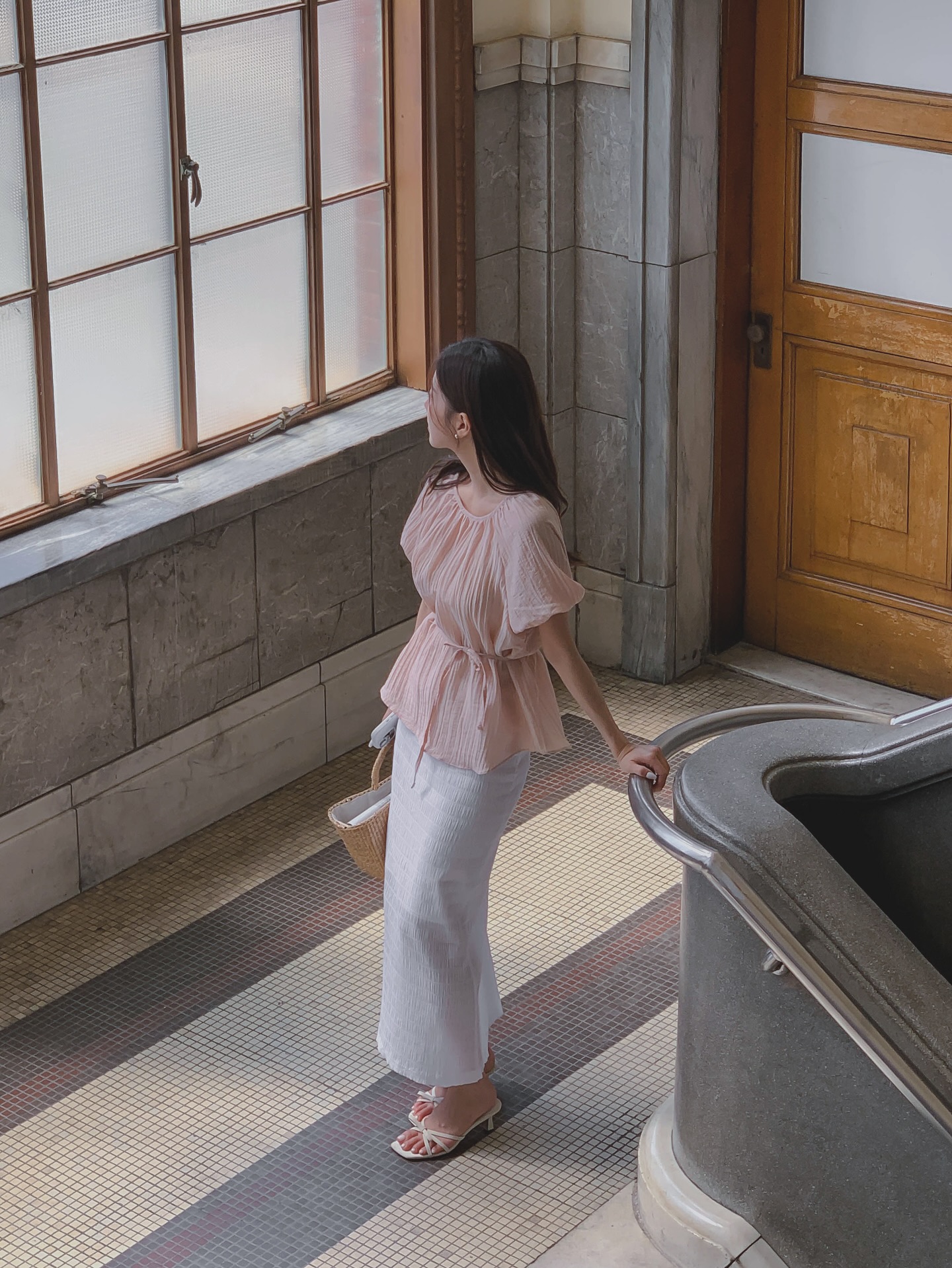 10 cách mặc chân váy dài nhẹ mát và đẹp ngẩn ngơ trong mùa hè - Ảnh 1.