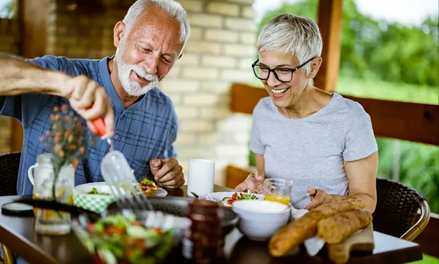 Ăn 'ít muối, ít dầu' có sai không? Sau 60 tuổi, hãy thử làm 4 điều này khi ăn!  - Ảnh 2.