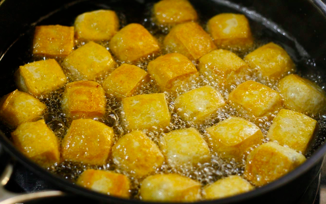 Ăn 'ít muối, ít dầu' có sai không? Sau 60 tuổi, hãy thử làm 4 điều này khi ăn!  - Ảnh 3.