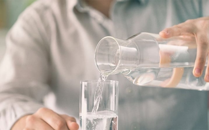 Nước lọc vẫn là “vũ khí” quan trọng giúp cơ thể đào thải chất độc sau khi uống rượu. (Ảnh minh hoạ)