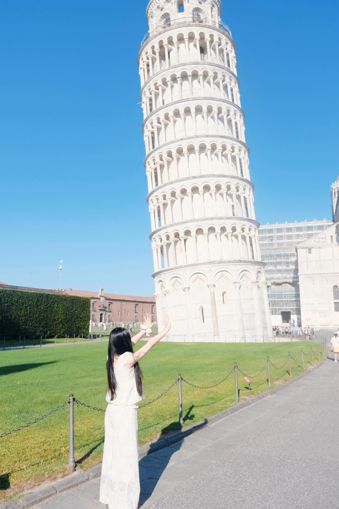 Con gái MC Quyền Linh 'đẹp phát sáng' như công chúa Disney ở châu Âu - Ảnh 2.