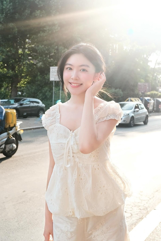 Con gái MC Quyền Linh 'đẹp phát sáng' như công chúa Disney ở châu Âu - Ảnh 12.