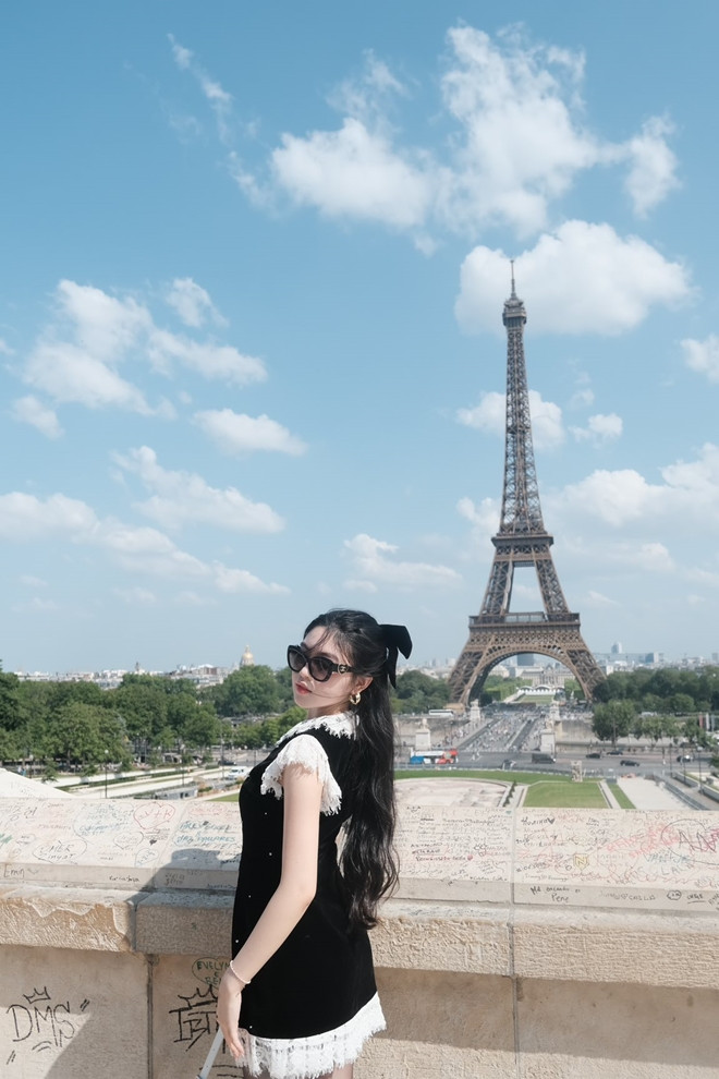 Con gái MC Quyền Linh 'đẹp phát sáng' như công chúa Disney ở châu Âu - Ảnh 13.