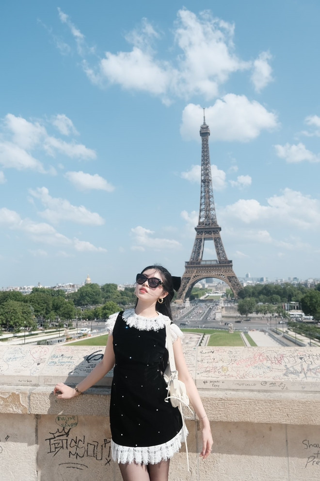 Con gái MC Quyền Linh 'đẹp phát sáng' như công chúa Disney ở châu Âu - Ảnh 14.