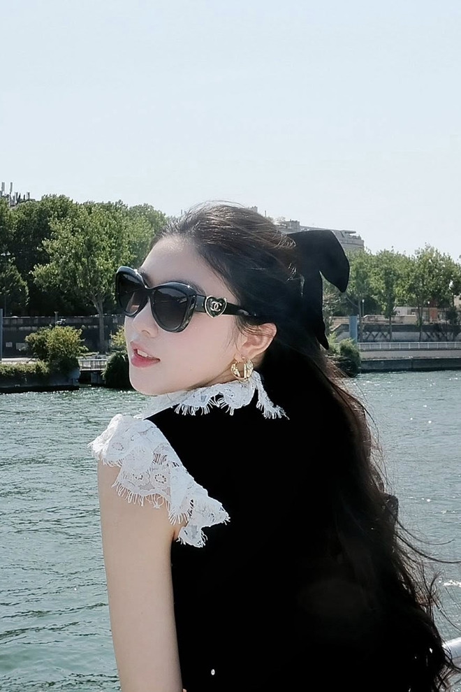 Con gái MC Quyền Linh 'đẹp phát sáng' như công chúa Disney ở châu Âu - Ảnh 3.