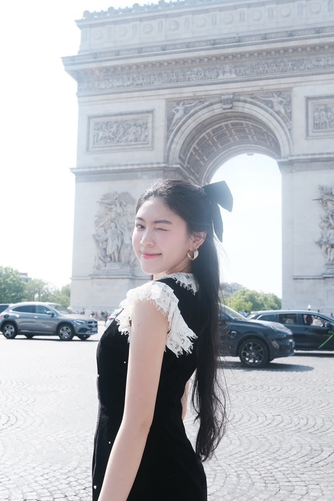 Con gái MC Quyền Linh 'đẹp phát sáng' như công chúa Disney ở châu Âu - Ảnh 4.