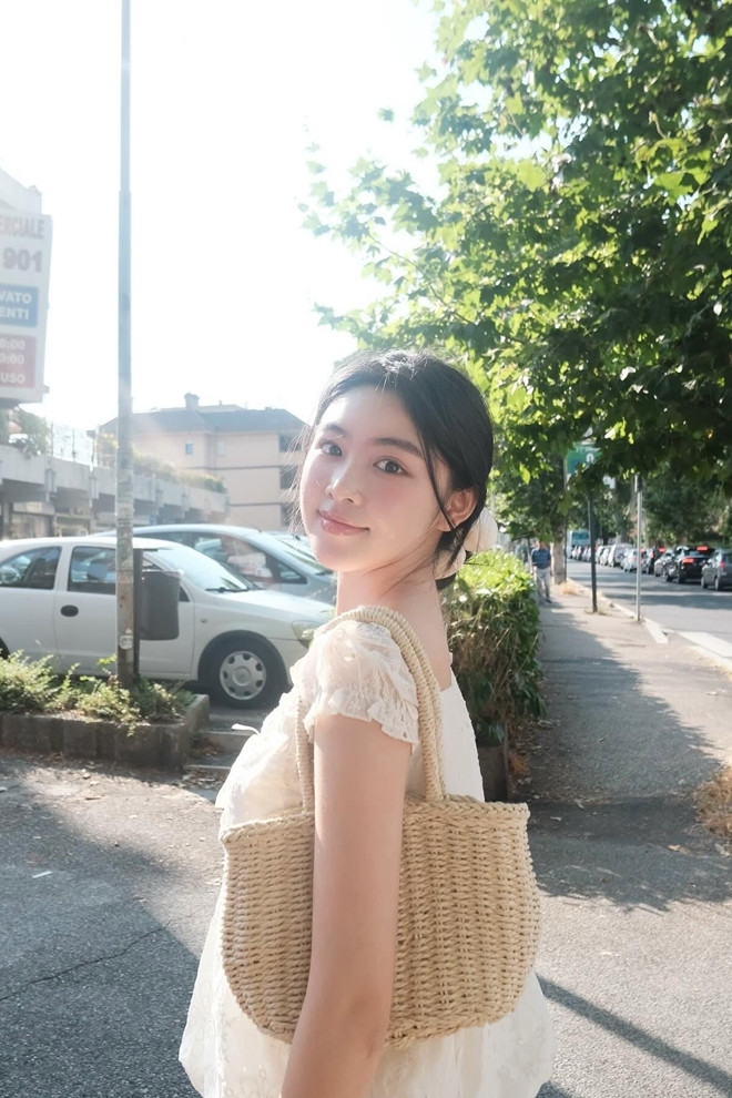 Con gái MC Quyền Linh 'đẹp phát sáng' như công chúa Disney ở châu Âu - Ảnh 7.