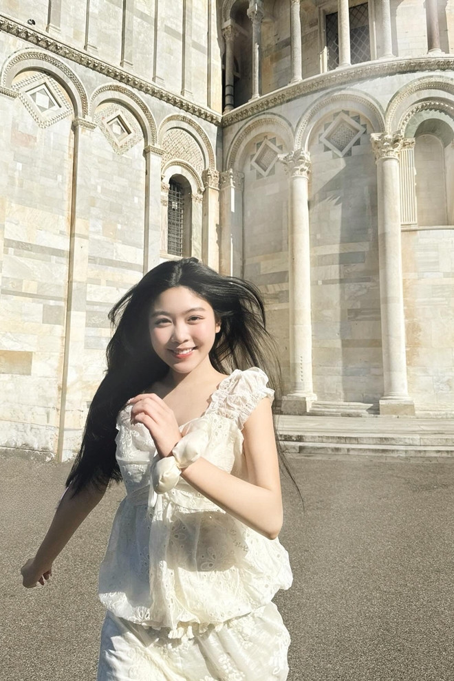 Con gái MC Quyền Linh 'đẹp phát sáng' như công chúa Disney ở châu Âu - Ảnh 9.