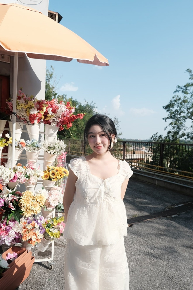 Con gái MC Quyền Linh 'đẹp phát sáng' như công chúa Disney ở châu Âu - Ảnh 10.