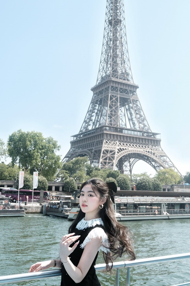 Con gái MC Quyền Linh 'đẹp phát sáng' như công chúa Disney ở châu Âu - Ảnh 1.