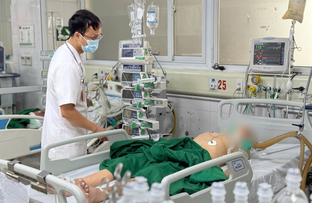 Sau mũi tiêm tại phòng khám tư, người đàn ông liệt tứ chi hoàn toàn- Ảnh 1.