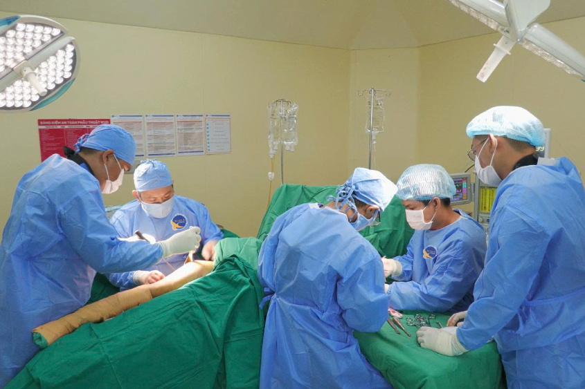 Nặng gấp đôi các bạn cùng trang lứa, bé trai nguy kịch sau vài ngày sốt - Ảnh 3.