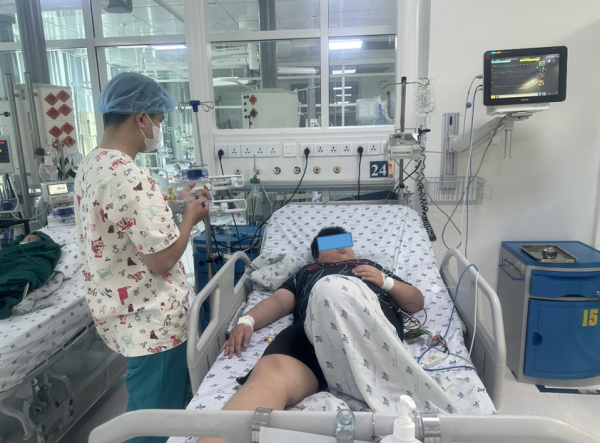 Nặng gấp đôi các bạn cùng trang lứa, bé trai nguy kịch sau vài ngày sốt - Ảnh 1.