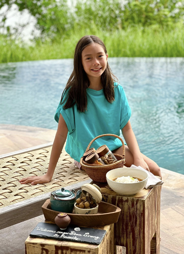 Nét đẹp nàng thơ của con gái Đoan Trang đang được dân mạng ghép cặp với con trai Hồng Nhung - Ảnh 2.