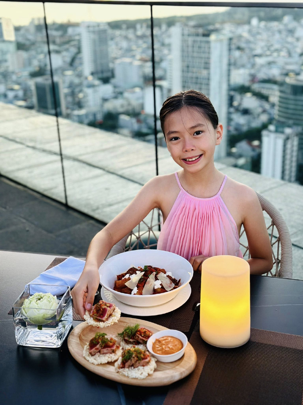 Nét đẹp nàng thơ của con gái Đoan Trang đang được dân mạng ghép cặp với con trai Hồng Nhung - Ảnh 5.