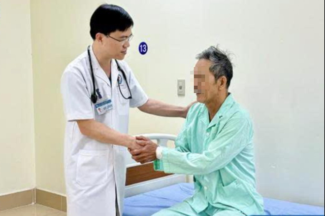 Người đàn ông 64 tuổi ở Vĩnh Phúc thoát cửa tử sau 3 lần ngừng tim dù tiền sử khỏe mạnh - Ảnh 1.