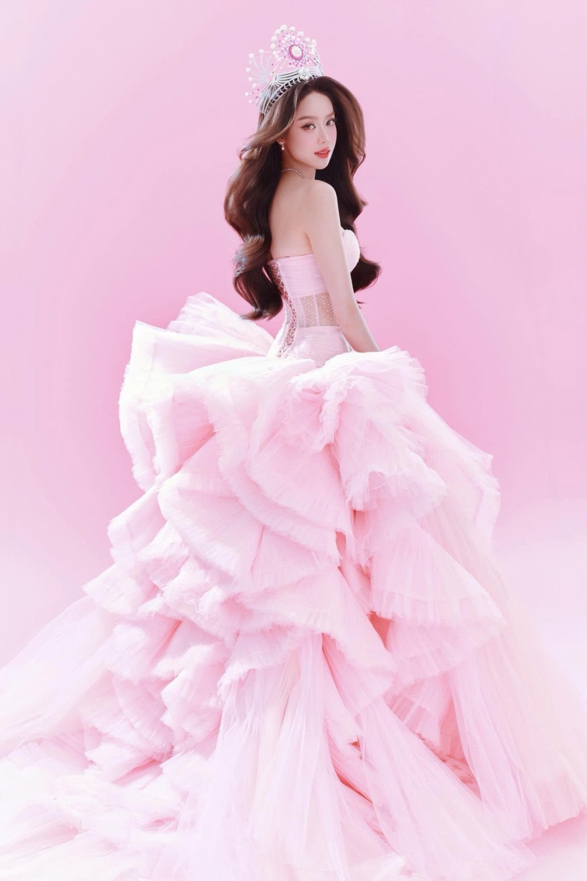 Nhìn lại những trang phục Final Walk của các nàng hậu Việt - Ảnh 1.