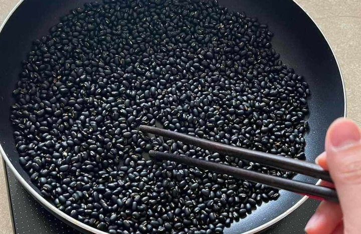 Uống nước đậu đen rang gừng không chỉ là thói quen dưỡng sinh được nhiều người ưa chuộng, mà còn mang đến loạt lợi ích đáng kể cho sức khỏe.