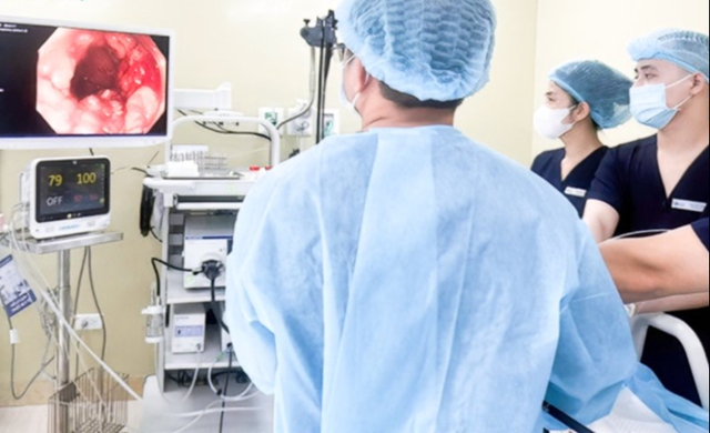 Phát hiện hàng trăm polyp bám chi chít trong ruột nam sinh 17 tuổi từ dấu hiệu nhiều người Việt bỏ qua  - Ảnh 2.