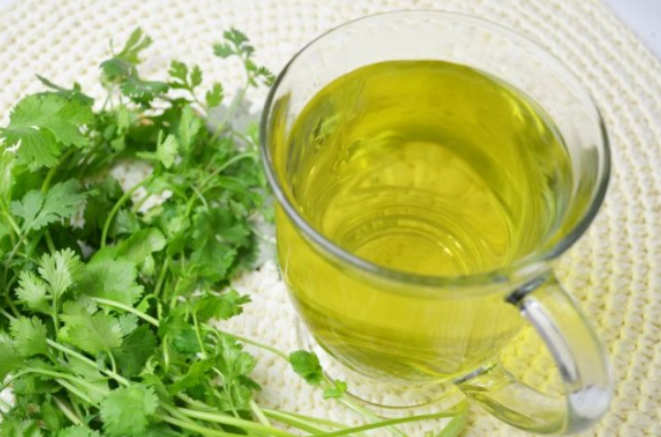 Lá rau mùi có giá trị dinh dưỡng cao khi dùng để pha nước uống (Ảnh minh họa)