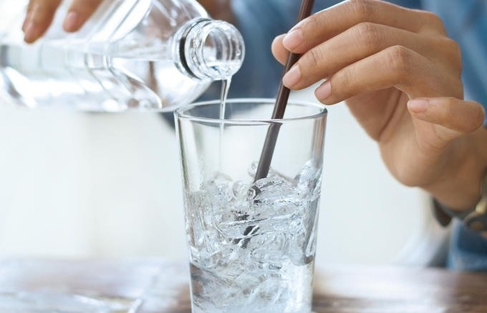 Dù cảm giác mát lạnh tức thì, nhưng việc uống nước đá sau khi vừa hoạt động ngoài trời nắng có thể khiến thân nhiệt thay đổi đột ngột, gây sốc nhiệt. (Ảnh minh hoạ)