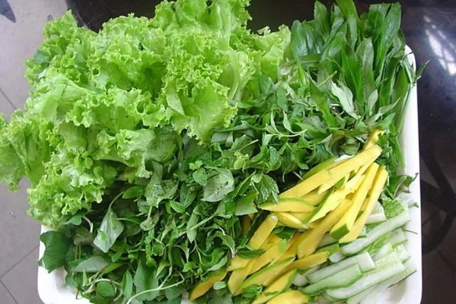 Cô gái 23 tuổi nhập viện vì sán lá gan thừa nhận có thói quen ăn rau theo cách này - Ảnh 2.