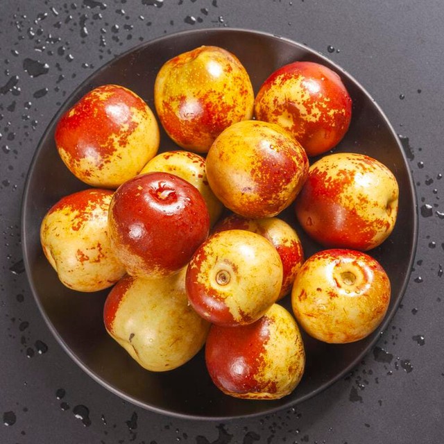 Hồng táo đang bán nhiều ở chợ Việt được ví 'thuốc bổ tự nhiên': Nên ăn hồng táo tươi hay khô mới tốt cho sức khỏe? - Ảnh 4.