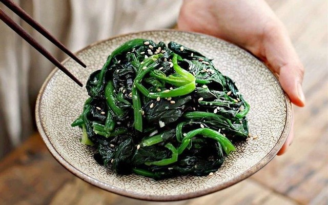 Loại rau ở chợ Việt nhiều sắt hơn thịt bò, chuyên gia Mỹ đánh giá bổ bậc nhất: Giúp kiểm soát đường huyết và thải độc gan hiệu quả- Ảnh 2.