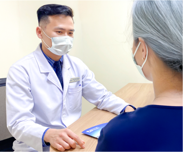 Người phụ nữ 45 tuổi bất ngờ phát hiện ung thư phổi di căn não từ dấu hiệu nhiều người Việt bỏ qua- Ảnh 2.