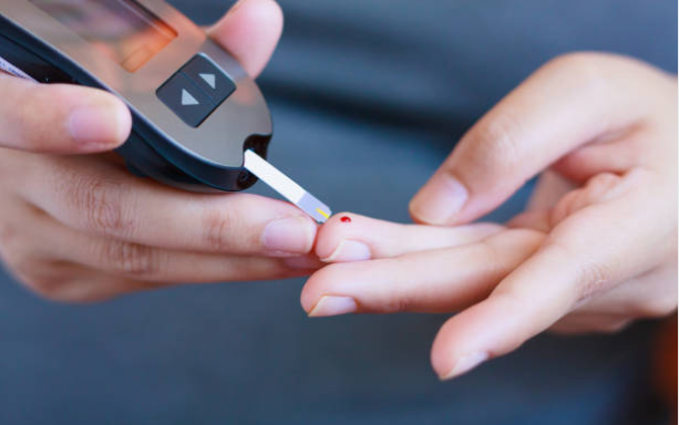 Những thói quen khiến đường huyết của bạn như 'tàu lượn siêu tốc' - Ảnh 1.