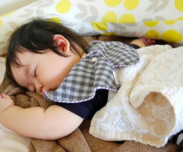 Thấy rõ tính cách của trẻ qua tư thế ngủ, nếu em bé thích ngủ kiểu thứ 3, bố mẹ nên vui thầm - 1